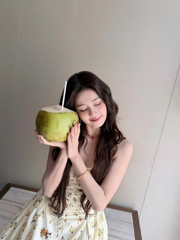 白鹿甜笑娇俏可爱。