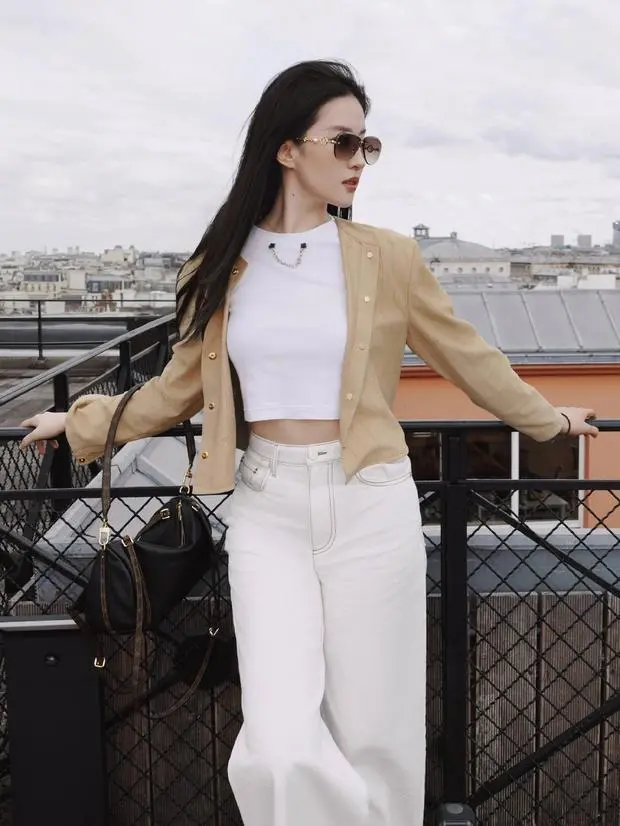 刘亦菲穿超短白T搭配白色长裤，露出纤细小蛮腰，身材苗条。