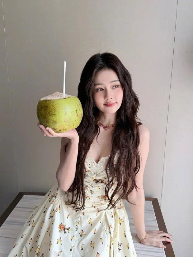 搜狐娱乐讯 近日，白鹿一组生活随拍曝光。她穿奶白碎花吊带裙，手捧青椰，甜笑灵动，尽显元气甜妹感。