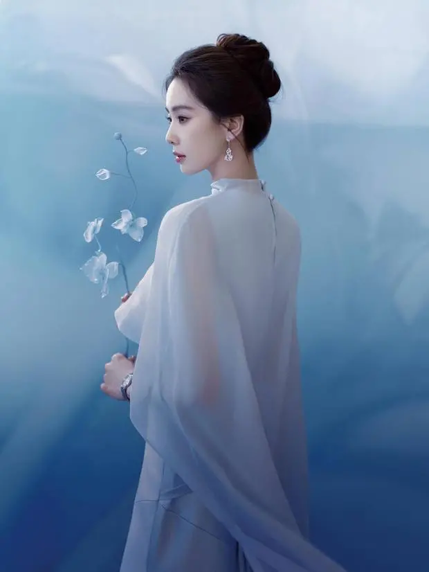 刘诗诗冰蓝造型仙气十足。