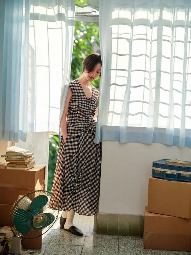 搜狐娱乐讯 近日，倪妮短发造型出镜夏季大片，以 &ldquo;风辞典&rdquo; 为主题，文艺松弛，尽显生活诗意与治愈感。