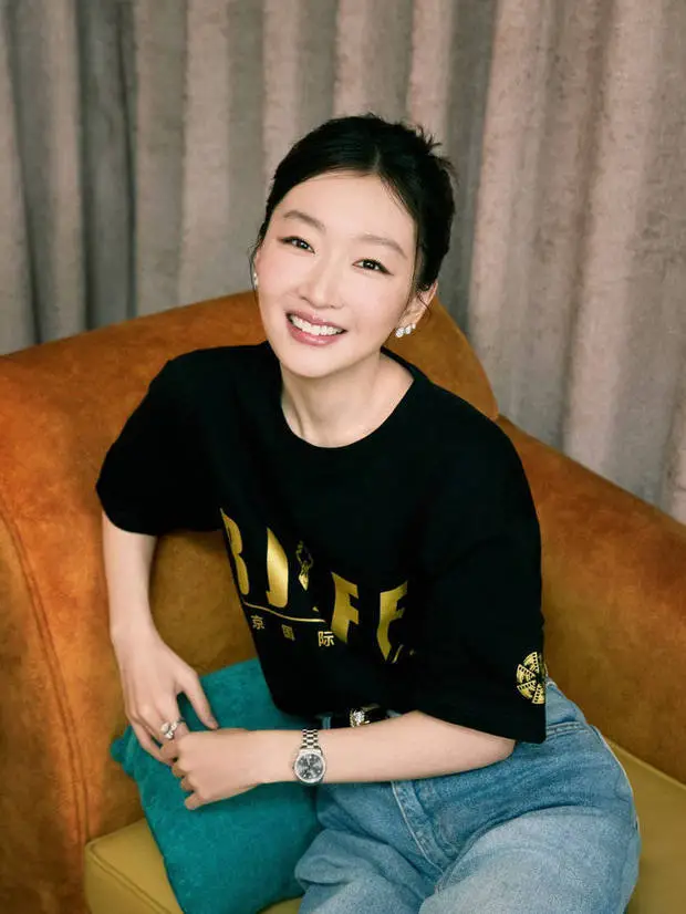 周冬雨笑容治愈，亲和力拉满。