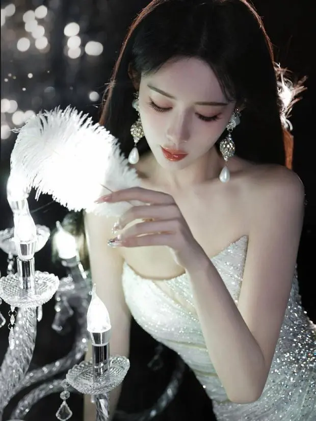 孟子义温柔贵气，氛围感拉满。