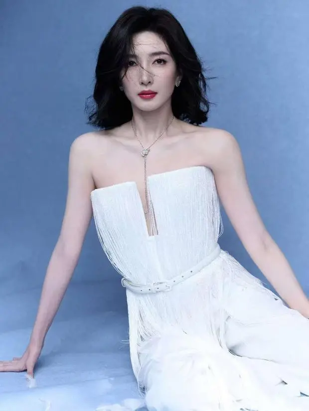 江疏影肩颈线条利落清冷。