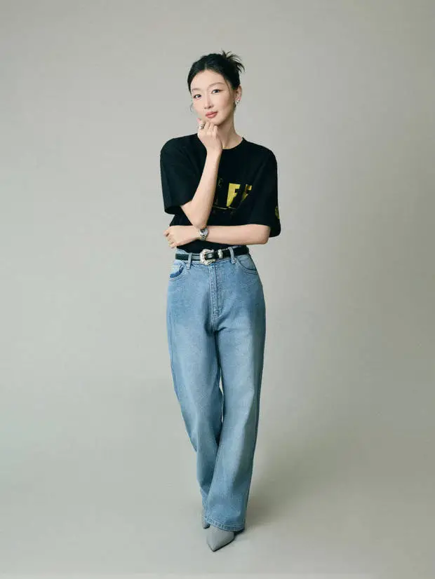 搜狐娱乐讯 14日，一组周冬雨质感美图释出。