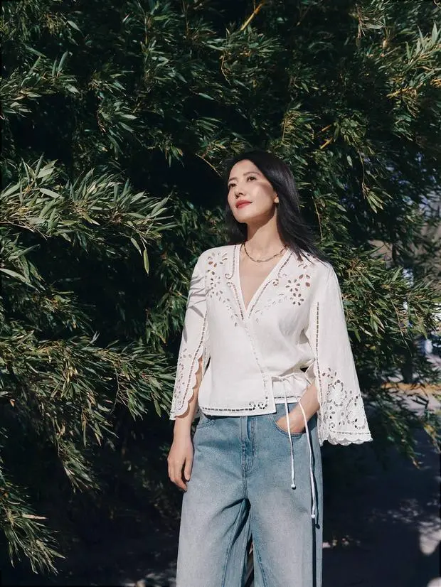 高圆圆穿镂空上衣搭配牛仔裤，清凉感满满。