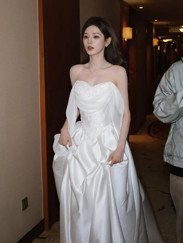张予曦一袭缎面白纱抹胸裙，提裙迈步，清冷又优雅，宛如从童话走出的公主。
