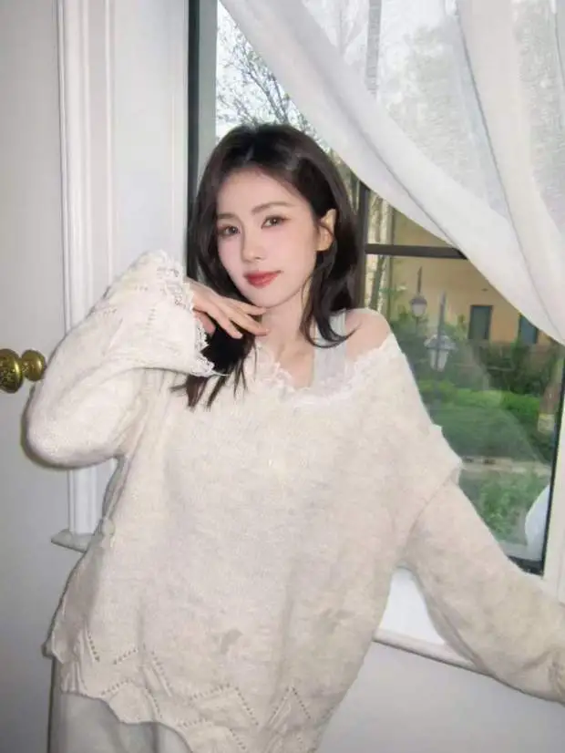 白鹿托腮浅笑，甜度超标。