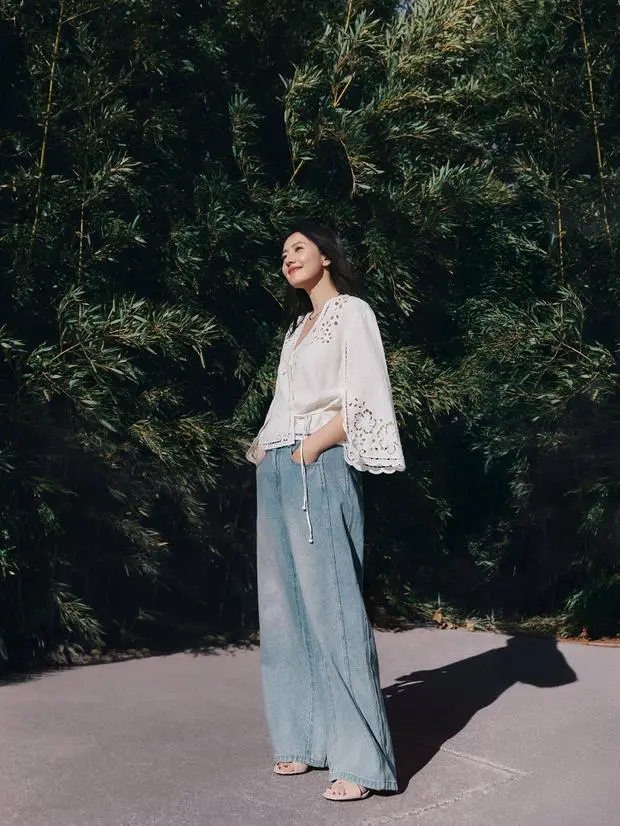 高圆圆在户外拍春日氛围感美照，松弛感拉满。