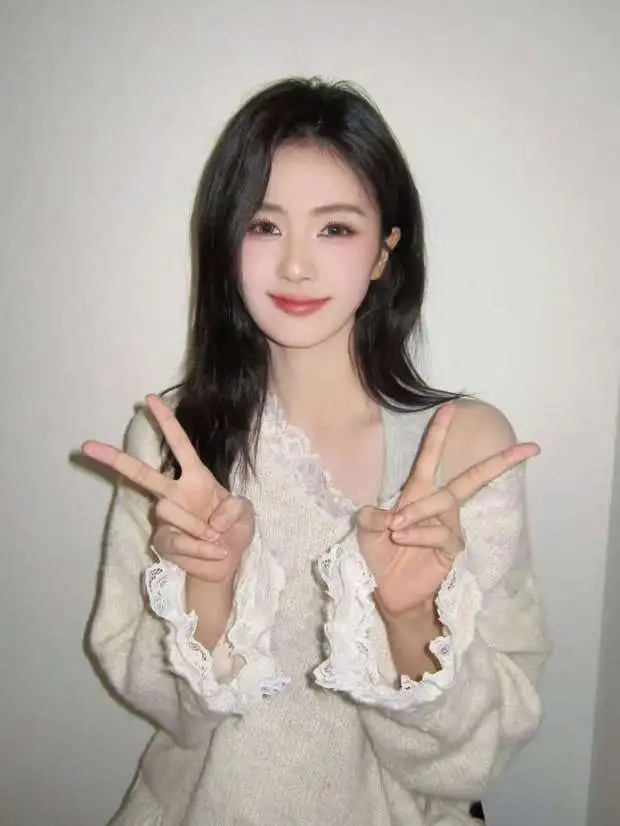 白鹿比耶拍照，元气满满。