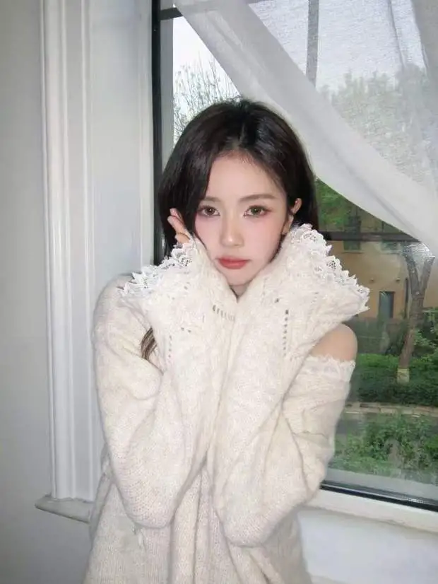 白鹿裹毛衣，软萌感拉满。