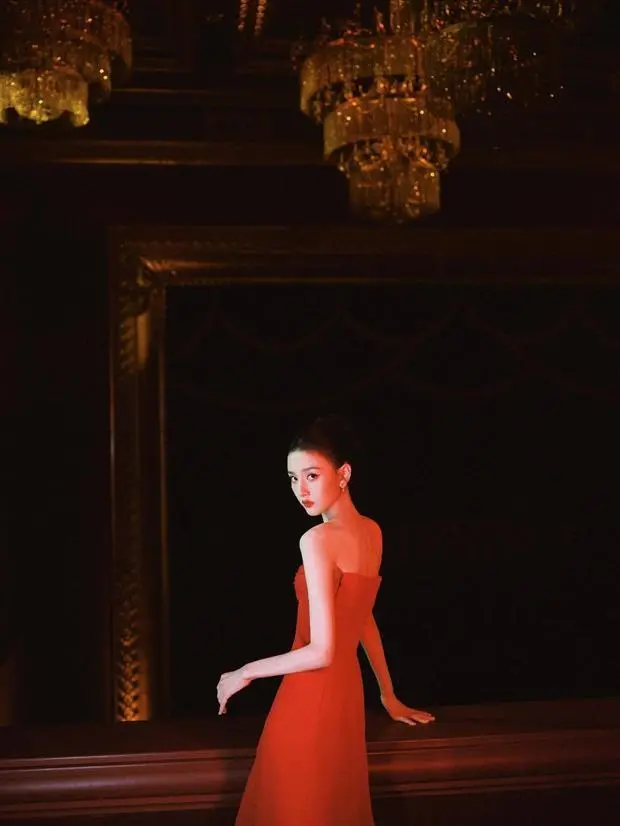 宋祖儿散发慵懒韵味。