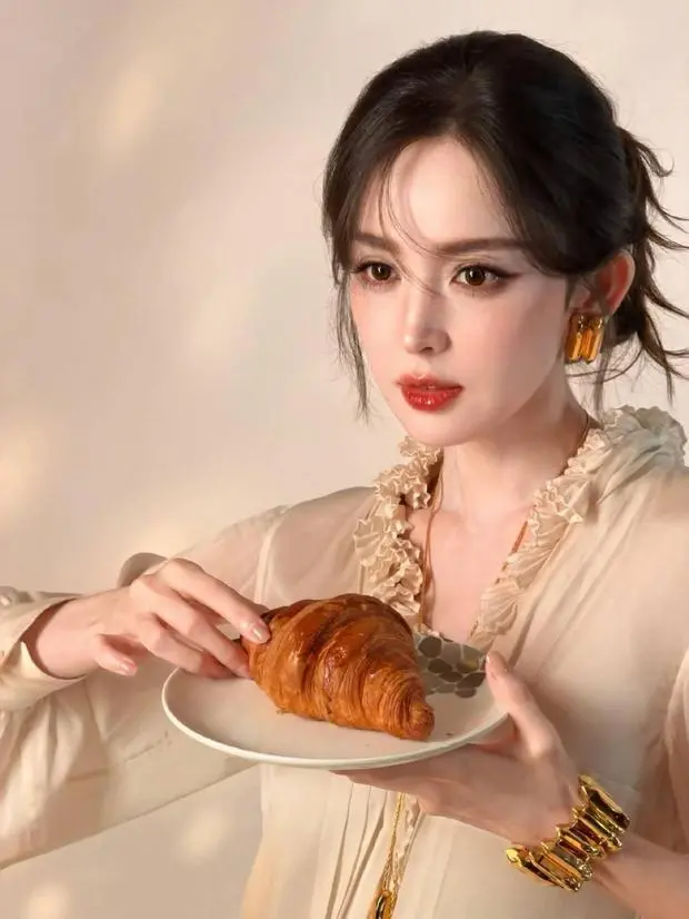 娜扎美貌养眼。