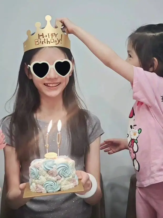 胖妹&zwnj;双手捧蛋糕笑容灿烂。