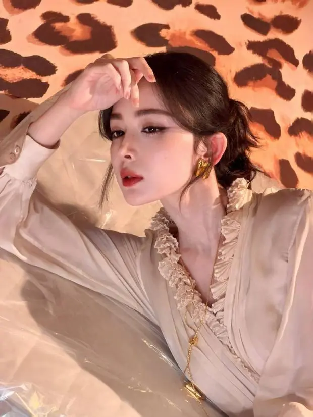 娜扎秒变慵懒感美人。