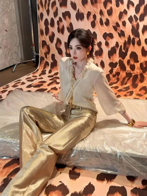 娜扎拍摄写真花絮照，状态在线。