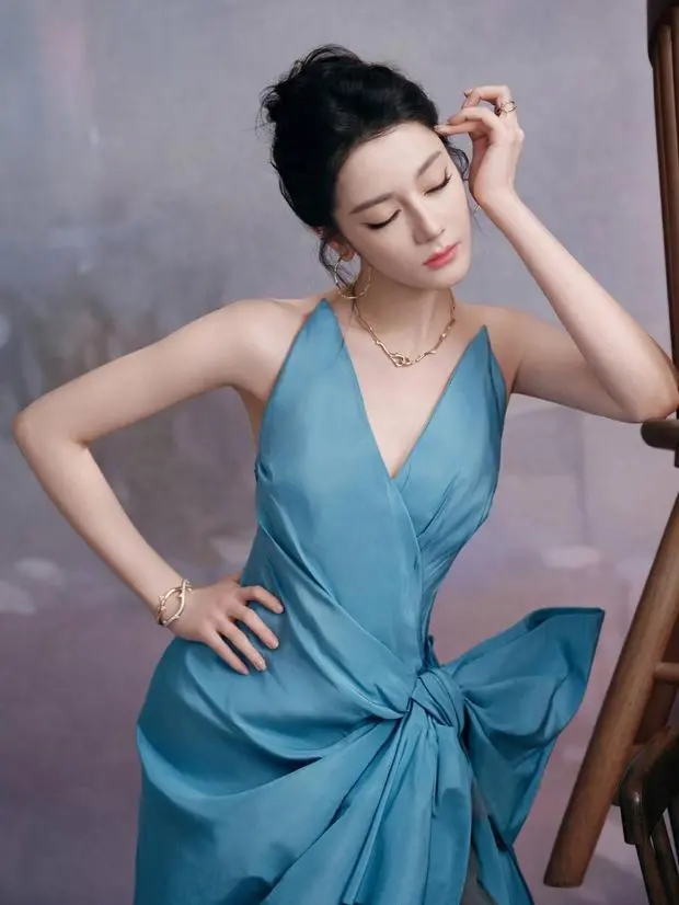 迪丽热巴穿蓝色长裙超性感。