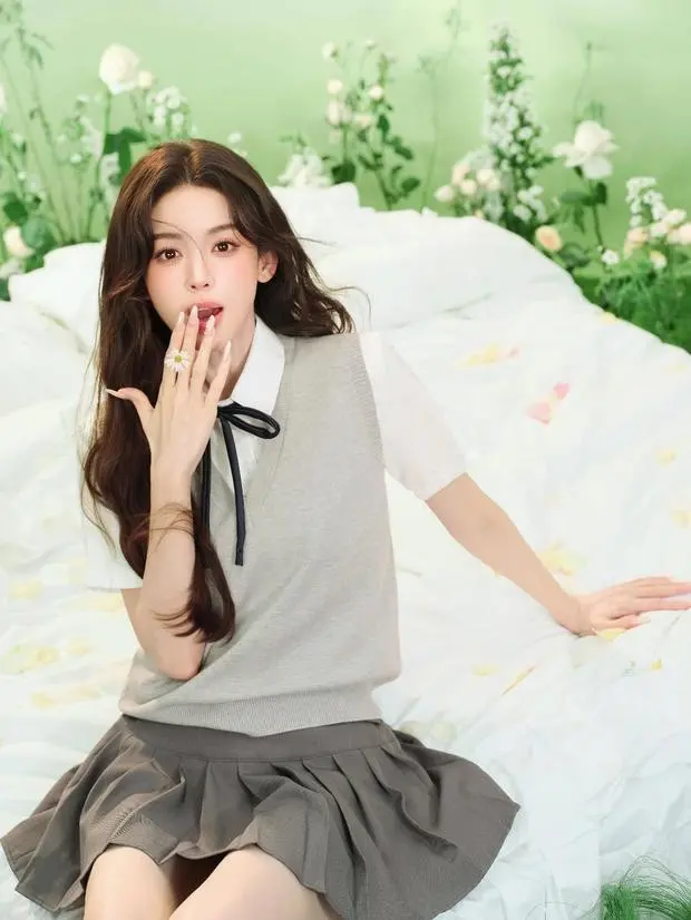 搜狐娱乐讯 4月29日，娜扎穿校服裙参加活动，照片里的她卷发慵懒，清纯阳光。