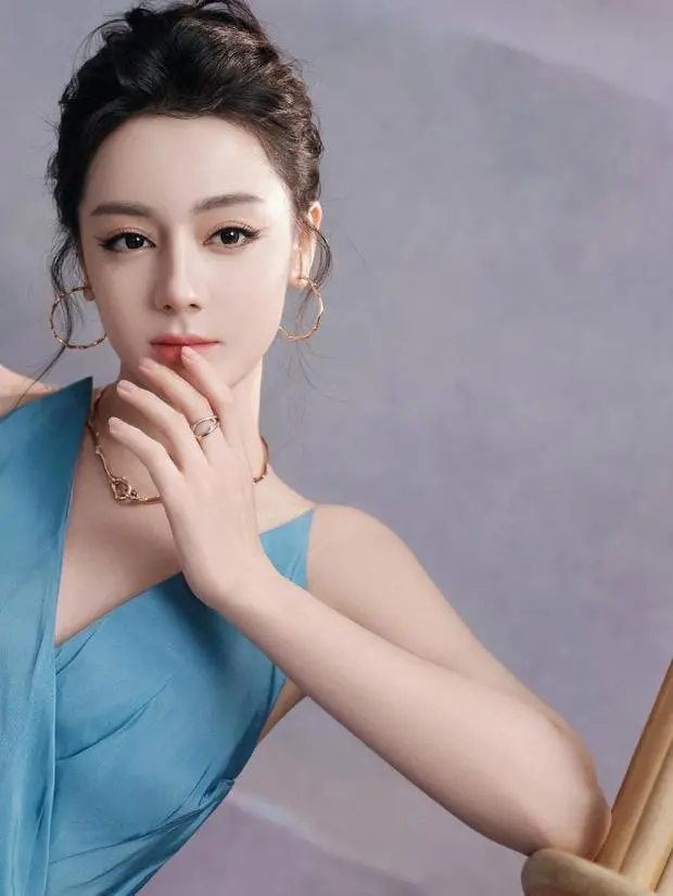 迪丽热巴妆容精致。