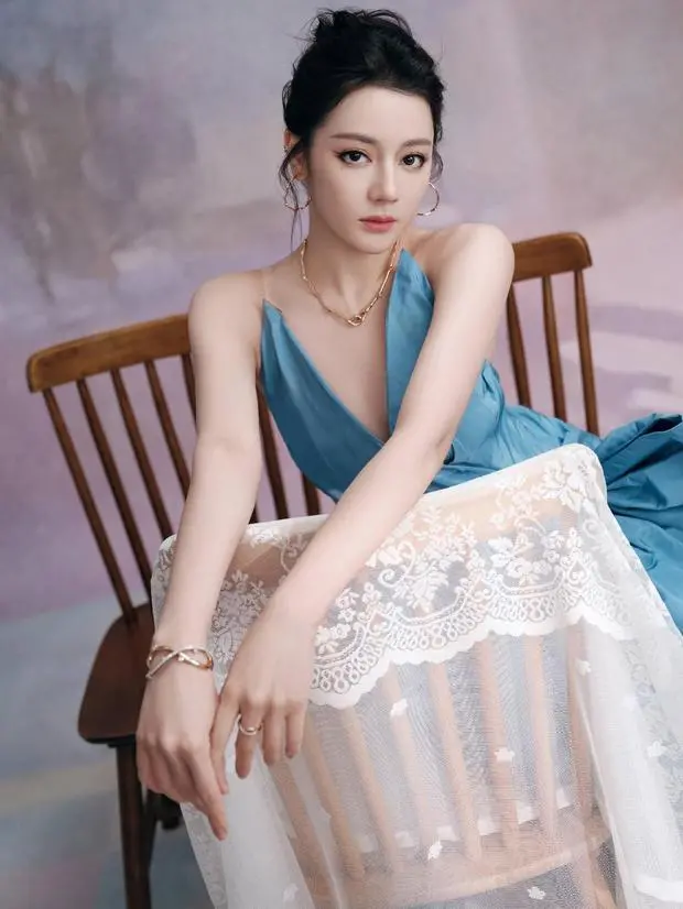 迪丽热巴秀出精致侧颜。