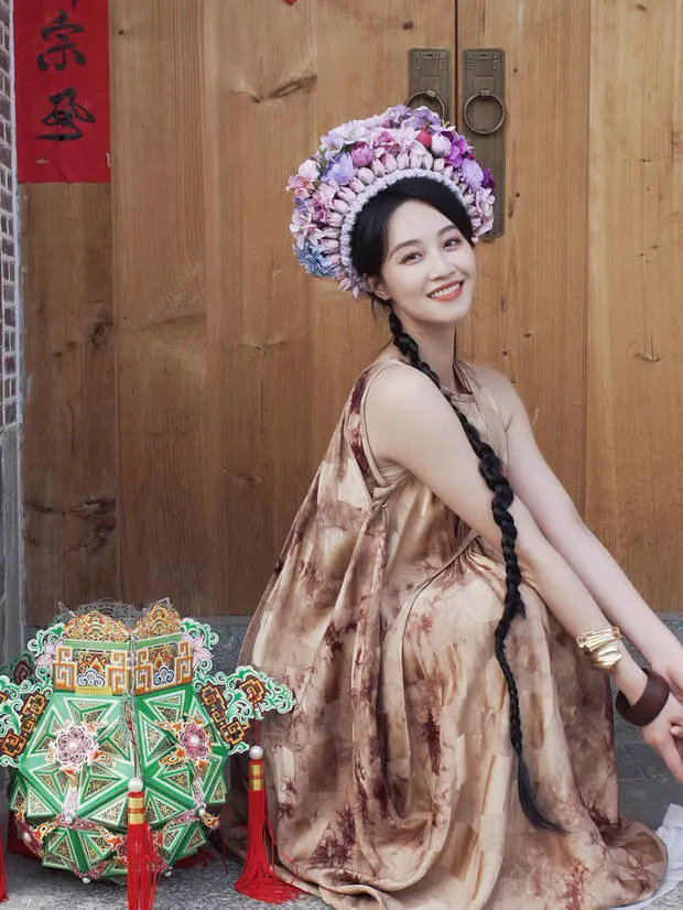 此前，蓝盈莹拍摄簪花造型美照。