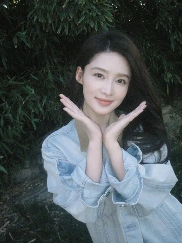 李沁五官精致，美貌养眼。
