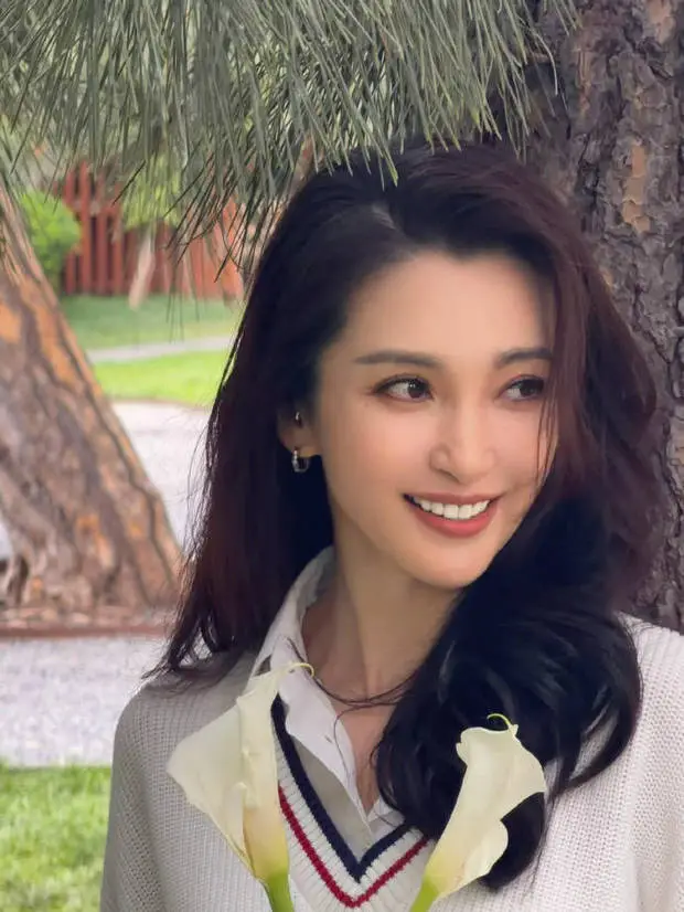 李冰冰明眸皓齿。