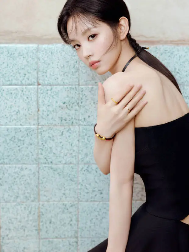 搜狐娱乐讯 近日，田曦薇一组美照曝光。画面中她妆容精致、状态绝佳，整个人自带光芒，耀眼又灵动。