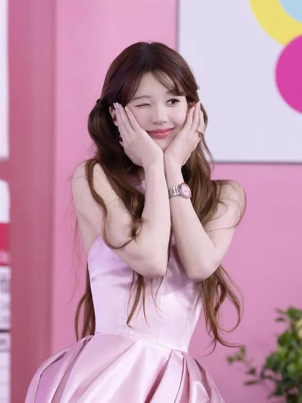 赵露思托脸wink。