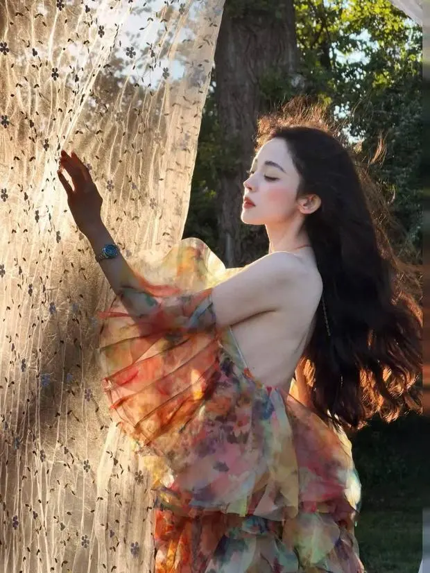 娜扎肌肤白皙，好似美神降临。
