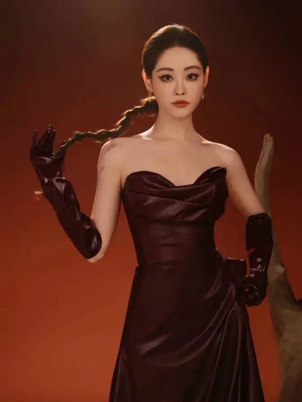 搜狐娱乐讯 近日，祝绪丹一组新造型释出。她身穿深棕色抹胸皮裙，搭配同色系长手套，在酷飒与性感之间拿捏得恰到好处，尽显轻熟迷人魅力。
