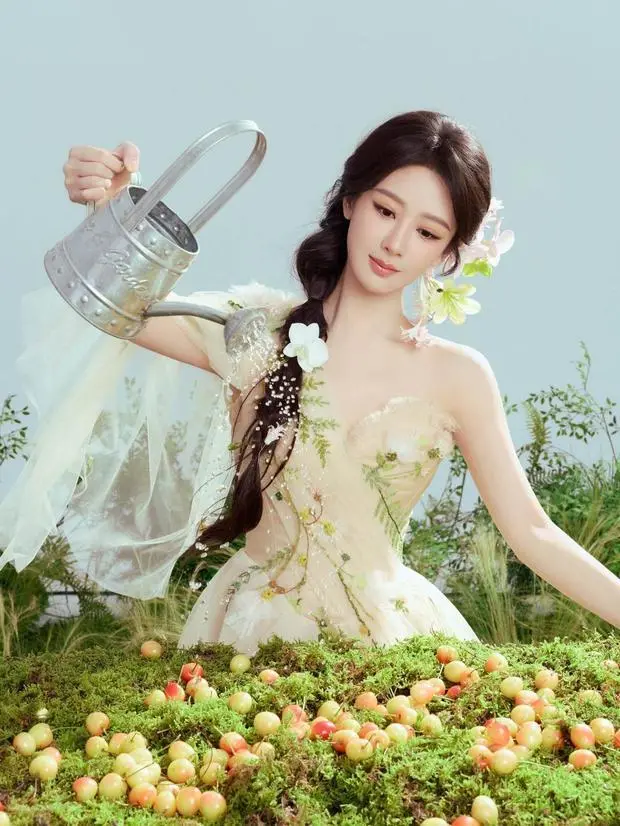 杨紫秒变花园浇水小能手。