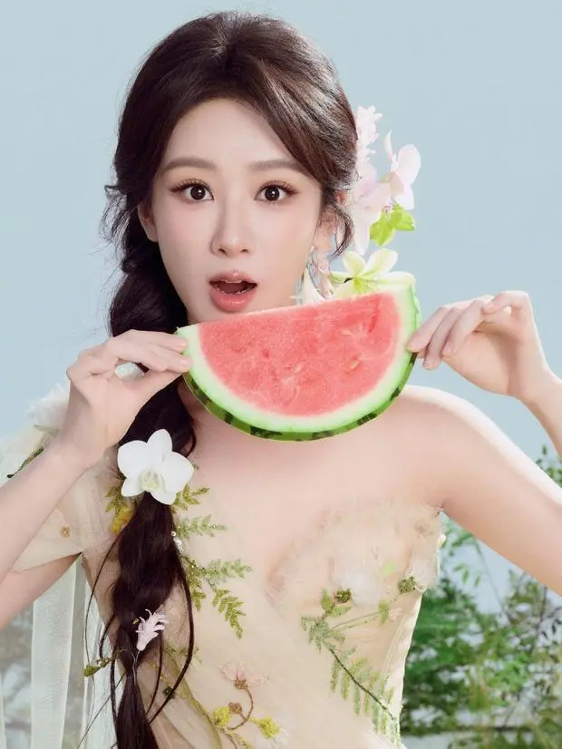 杨紫拿着西瓜拍照，清爽感扑面而来。