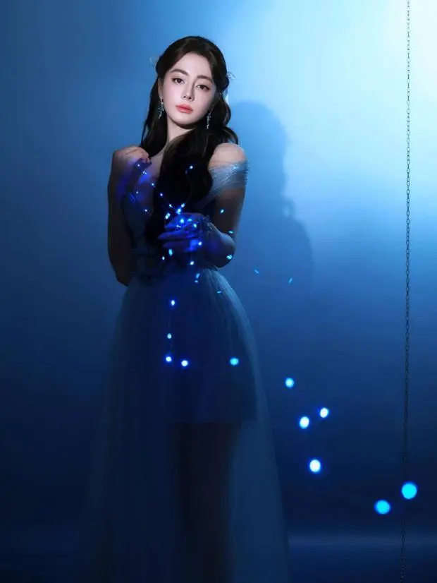 迪丽热巴的五官精致，美貌养眼。