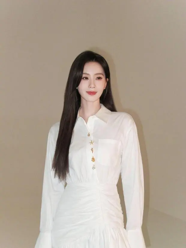 刘诗诗笑容明媚，美貌养眼。