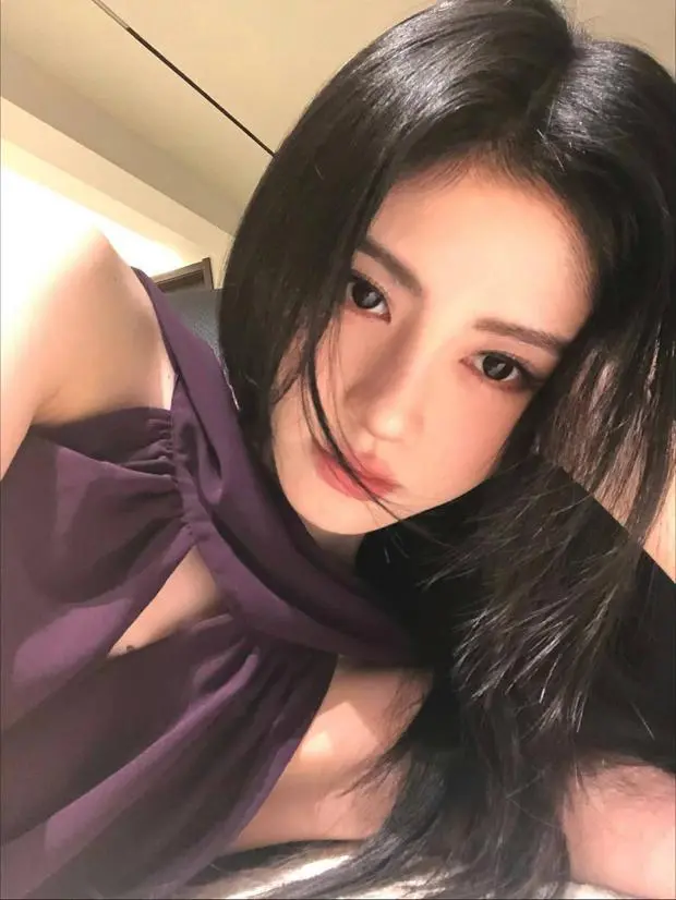 鞠婧祎慵懒随性。