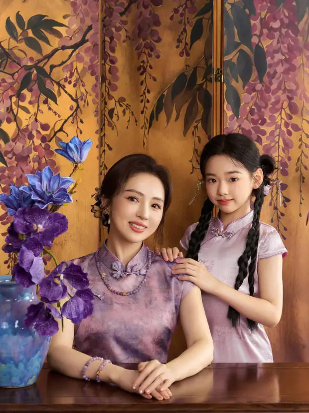 小酒窝站在妈妈身边，董璇笑容灿烂。