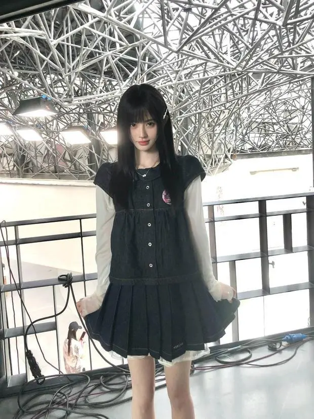 鞠婧祎美得宛如娃娃。