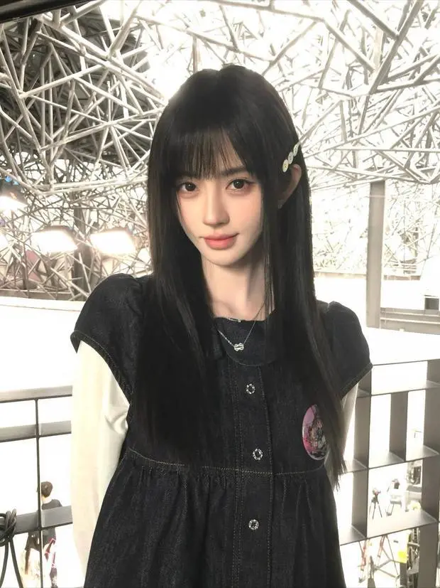 鞠婧祎对着镜头浅笑。