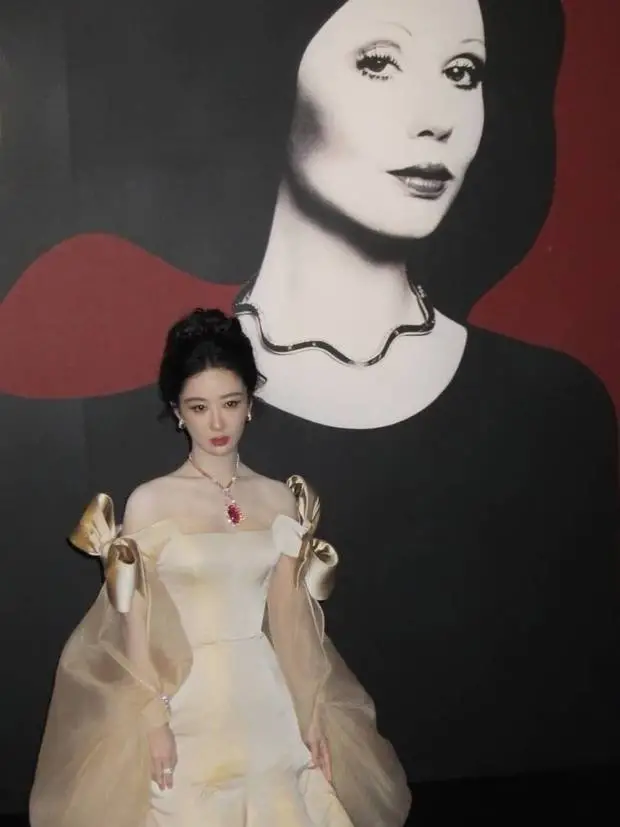 杨紫温柔优雅。
