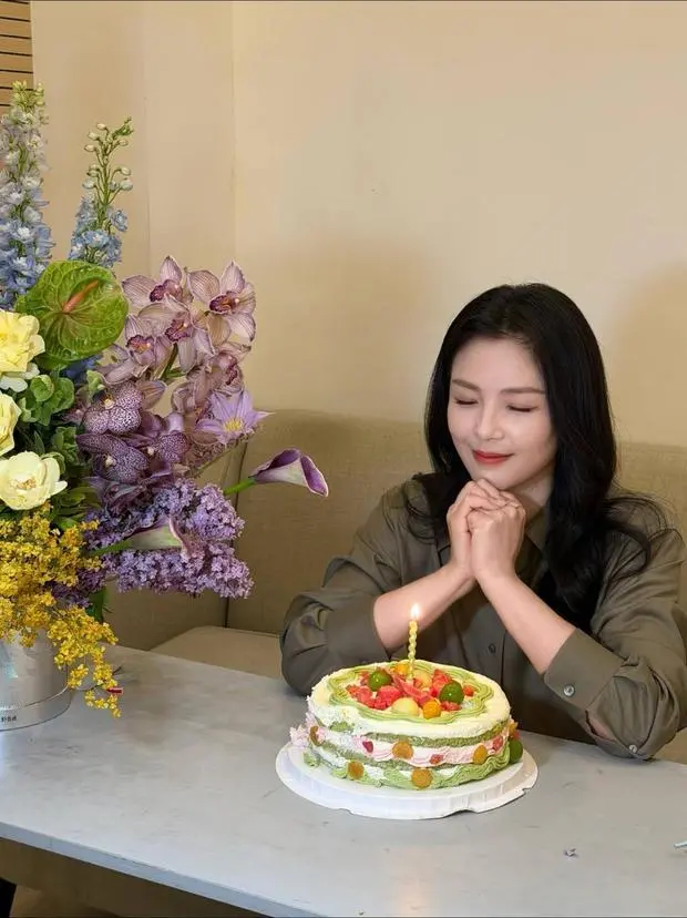 刘涛面容红润有光泽，气色超好。