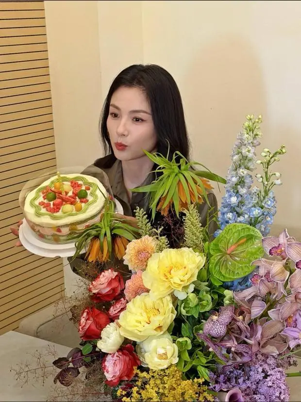 刘涛庆祝自己出道26年，收获了蛋糕和鲜花，心情愉悦。