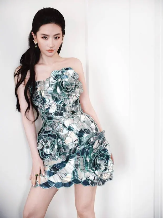 搜狐娱乐讯 17日，刘亦菲最新写真美照释出，她身着绿色繁花连衣裙闪耀吸睛，绝美的神颜依旧让人赏心悦目。