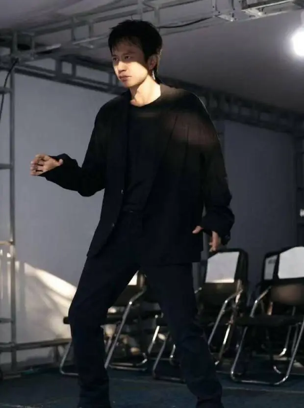 邓超瘦身成功。