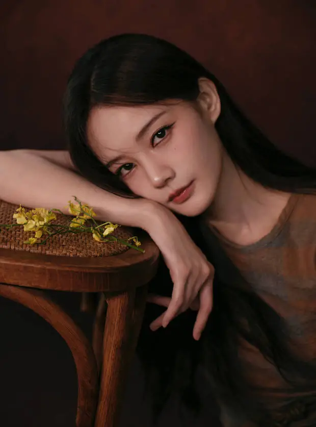 李一桐望向镜头眼神深邃。