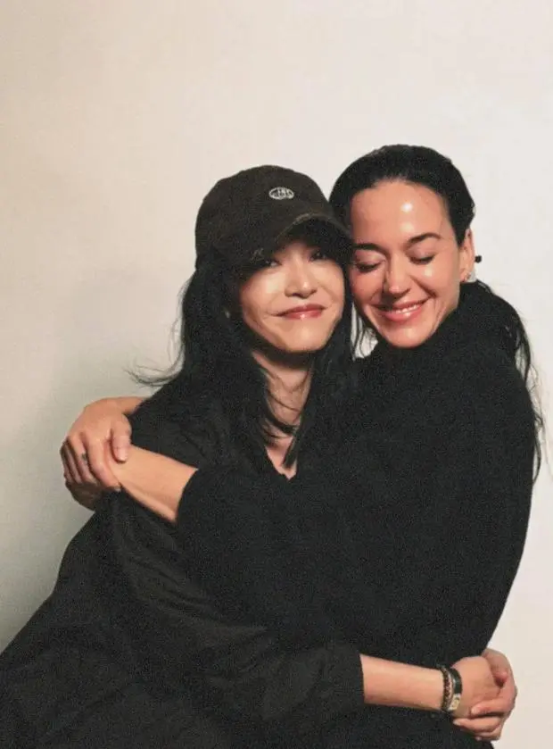 姚晨水果姐拥抱，温馨友爱。