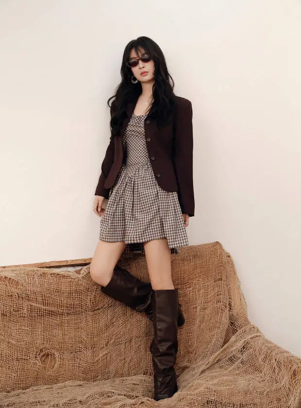 杨紫的身材纤瘦有型,一双白皙美腿吸睛。