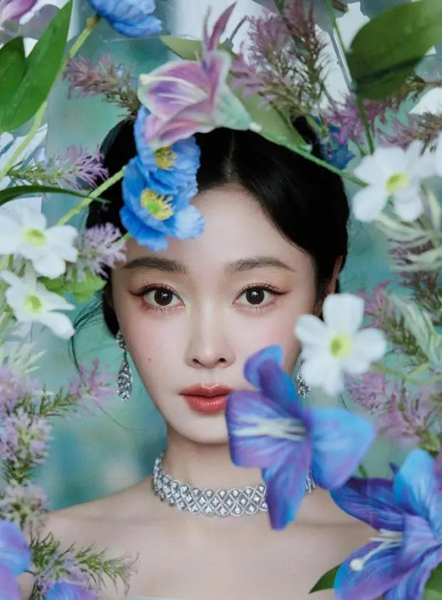 宋轶钻石颈饰搭配清透妆容，宛如油画里走出的花之精灵。