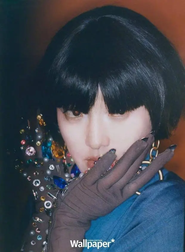 搜狐娱乐讯 近日，周迅一组复古时尚大片曝光。她挑战多套先锋造型，风格百变，尽显独特气场。