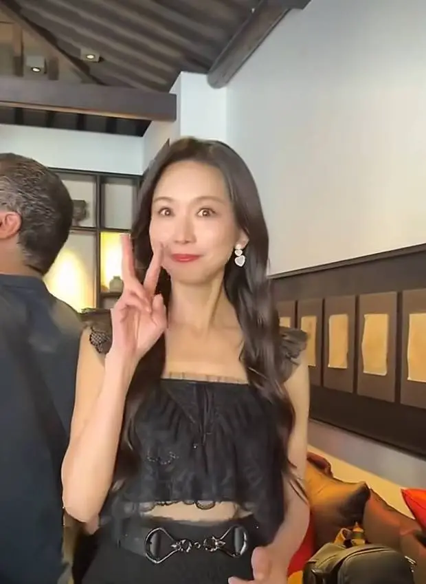 搜狐娱乐讯 近日，林志玲一组活动图曝光。她穿黑色蕾丝短上衣，搭配爱心耳饰，尽显温柔甜美。